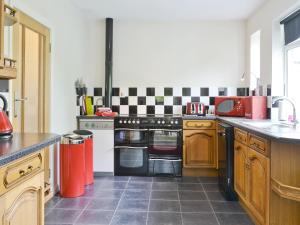 A kitchen or kitchenette at Glengarth 