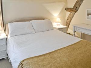 A bed or beds in a room at Oakdene Cottage 