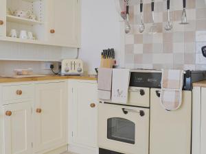 A kitchen or kitchenette at Little Burwood 