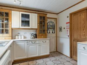 A kitchen or kitchenette at Hadrians Garden Cottage 
