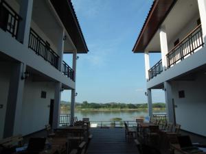 - un balcon offrant une vue sur la rivière dans l'établissement Norn Nab Dao Rimkhong, à Chiang Khan