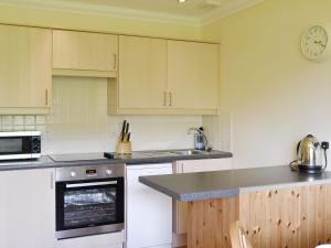A kitchen or kitchenette at Rivendell Cottage 
