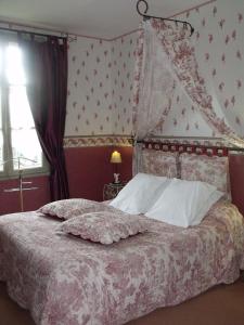 ベレームにあるRelais Saint Louis, Logisの天蓋付きの大きなベッドのある寝室