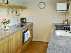 A kitchen or kitchenette at Oakdene Cottage 
