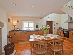 A kitchen or kitchenette at Mole Hill Cottage 