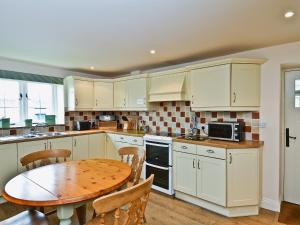 A kitchen or kitchenette at Honeystring Cottage 