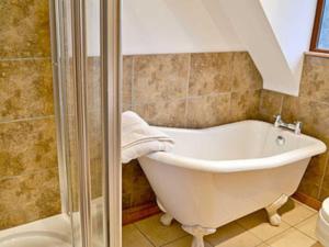 A bathroom at Crismill Oast 