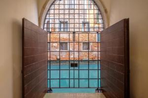 une porte ouverte dans un bâtiment avec une grande fenêtre dans l'établissement Ca' Moro Lido, à Venise