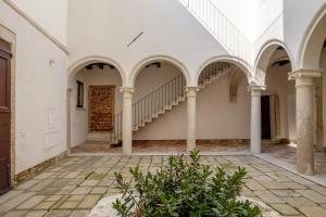 un couloir vide d'un vieux bâtiment avec des arches dans l'établissement Ca' Moro Lido, à Venise