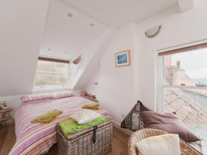 A bed or beds in a room at Sunny Cottage 