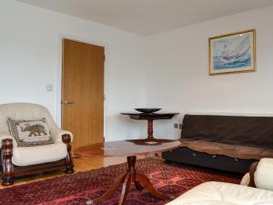 A seating area at Yachtsman'S Rest 