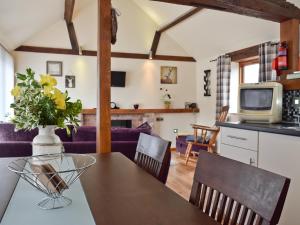 A restaurant or other place to eat at Plumtree Barn At Gumburn Farm 