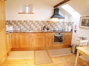 A kitchen or kitchenette at The Field Barn 