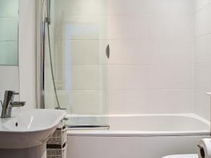 A bathroom at Yachtsman'S Rest 