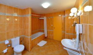 un bagno con un water, un lavandino e una vasca di Hotel Dvorak a České Budějovice