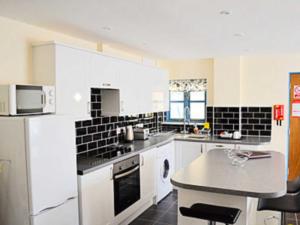 A kitchen or kitchenette at The Annex At Mitchells Cottage 