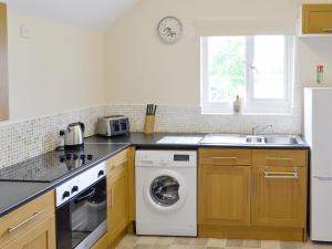 A kitchen or kitchenette at Punch Cottage 