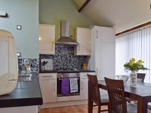 A kitchen or kitchenette at Plumtree Barn At Gumburn Farm 