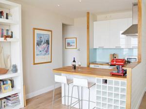 A kitchen or kitchenette at Beach Side 