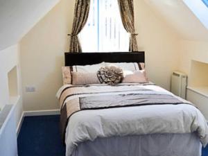A bed or beds in a room at The Annex At Mitchells Cottage 