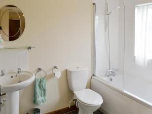 A bathroom at Punch Cottage 