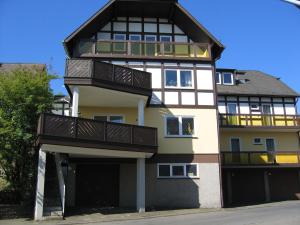 ein Apartmenthaus mit Balkon und Dach in der Unterkunft Landgasthof Groh in Ulrichstein