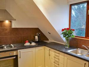 A kitchen or kitchenette at Crismill Oast 