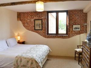 A bed or beds in a room at Dove Barn 