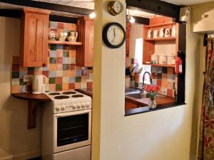 A kitchen or kitchenette at Paddock Cottage 
