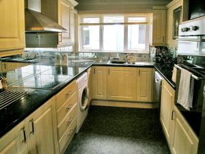 A kitchen or kitchenette at Sea Coast View 