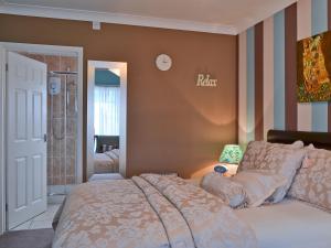 A bed or beds in a room at Golden Mile Apartment 