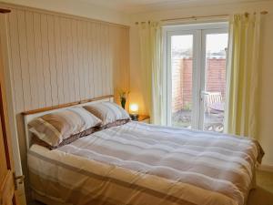 A bed or beds in a room at Sand Martin 