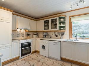 A kitchen or kitchenette at Hadrians Garden Cottage 