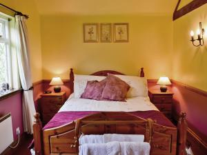 A bed or beds in a room at Willow Lodge 