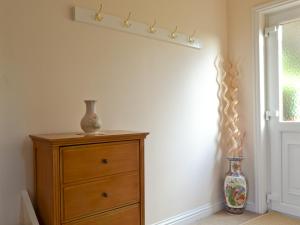 A television and/or entertainment center at Bishops Hill View 