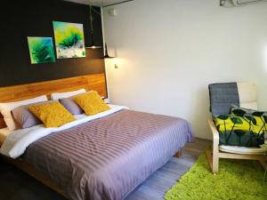 En eller flere senge i et værelse på cres art studio lime apartment