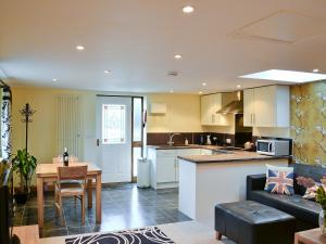 A kitchen or kitchenette at Stratville Annex 