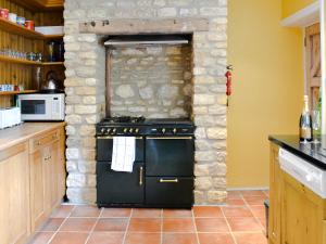 A kitchen or kitchenette at Gravel Cottage 