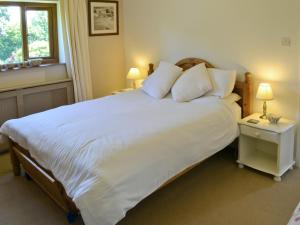 A bed or beds in a room at Brambles 