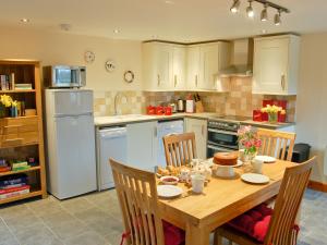 A kitchen or kitchenette at The Bull Pen 