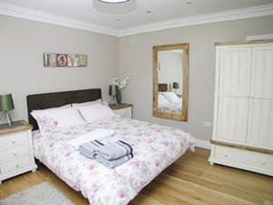 A bed or beds in a room at Killantrae Burn 4 