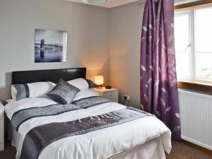 A bed or beds in a room at Blinkbonnie 