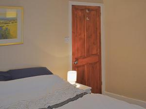 A bed or beds in a room at Marys Cottage 