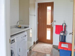 A kitchen or kitchenette at Lower Barns Fold 