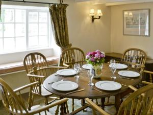 A restaurant or other place to eat at Oakdene Cottage 