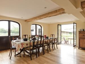 A restaurant or other place to eat at The Stables At Southfield House 