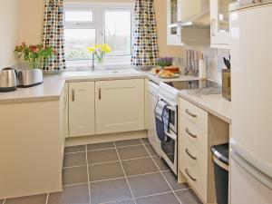 A kitchen or kitchenette at The Hen House 