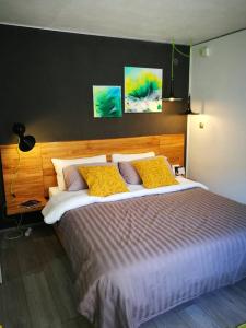 Katil atau katil-katil dalam bilik di cres art studio lime apartment