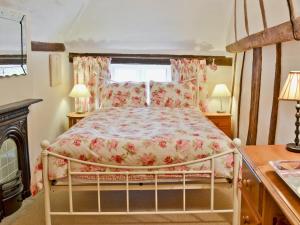 A bed or beds in a room at Forge Cottage 