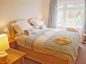 A bed or beds in a room at The Hen House 